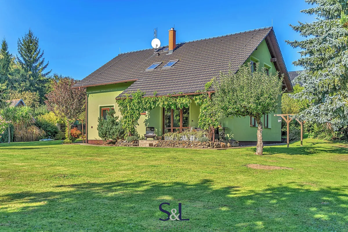 Prodej rodinného domu 181 m², pozemek 3038 m²
